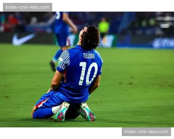 上海德比火药味十足，上半场双方共计领到四张黄牌