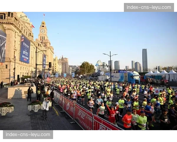 北京半程马拉松破纪录：中国路跑赛事水平提升与大众参与热潮