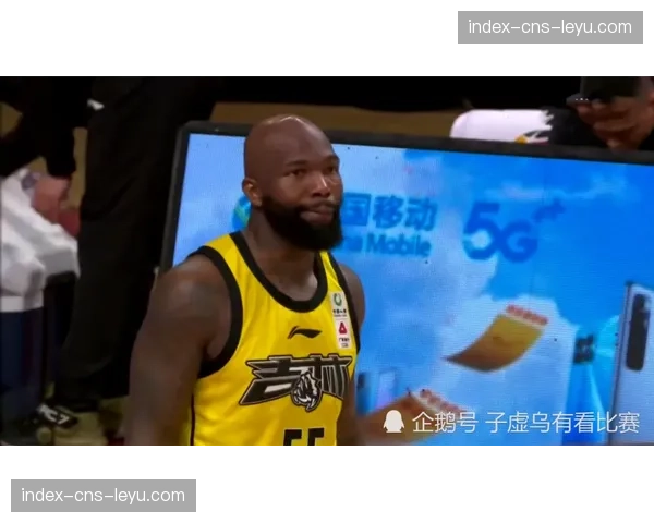 第三节比分胶着,双方主帅频繁叫暂停调整阵容轮换 第三节比分胶着,双方主帅频繁叫暂停调整阵容轮换